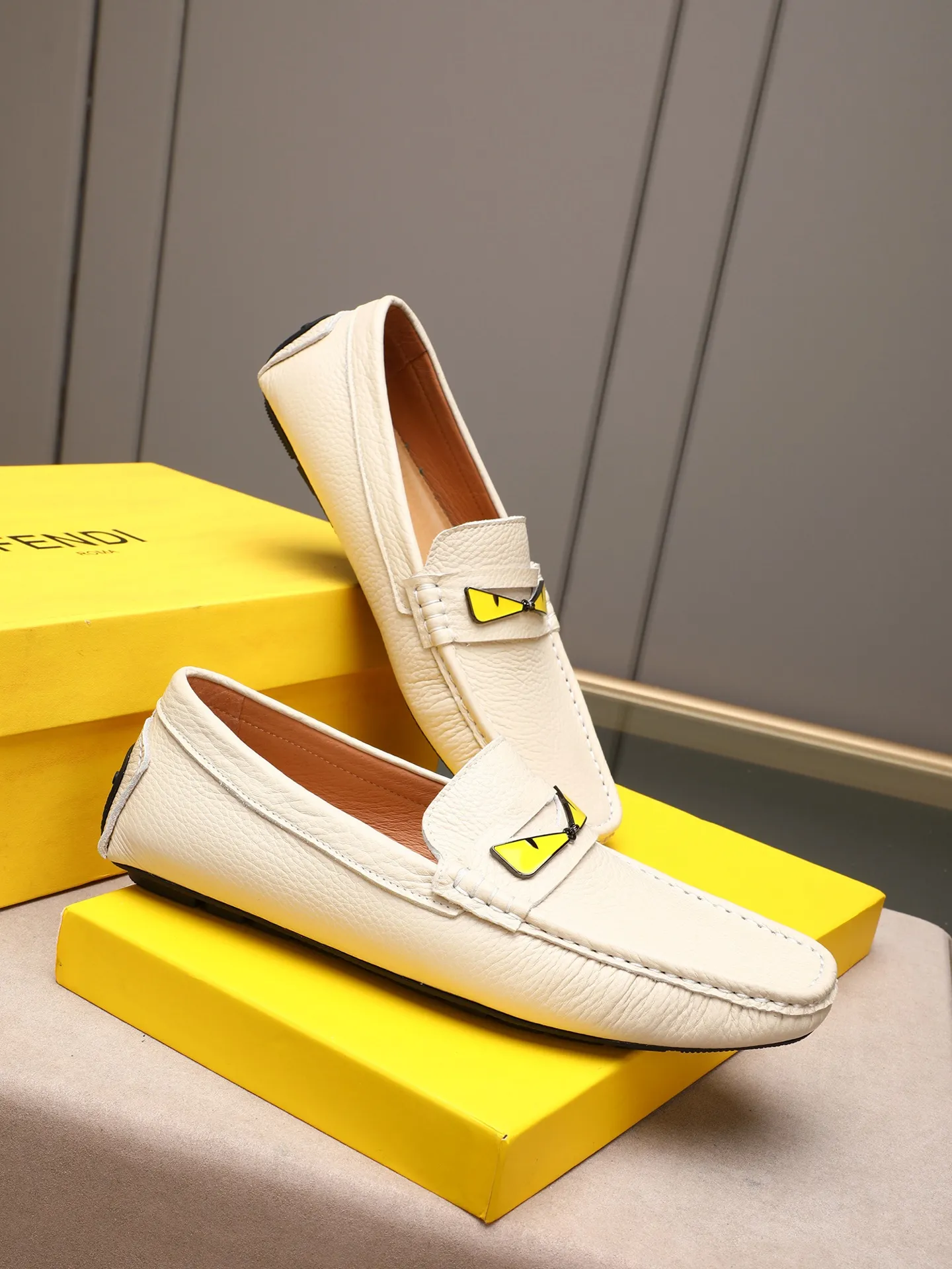 Men's shoes 💰400💰[FENDI] The little monster of Fendi F family, which is popular all over the world, is coming in a big way, the latest color, driving slip-on loafers, avant-garde and versatile fashion men's shoes, bun shoes, bean shoes👌👌👌 Private mold opening, 1:1 reproduction... The upper is made of first-layer cowhide, and the first-layer pigskin lining... is extremely comfortable, fashionable, simple, atmospheric and personalized [color] The side of the shoe is more refined, and the overall effect is handsome [ Turn in a circle][Turn in a circle]💭This hardware monster with eyes is not the popular version on the market🚳🚳Compared with the old model, it is more trendy, eye-catching and more classy🔰This summer, the little monster will subvert the old ideas and share the fashion with you🔱A must-have for fashionistas! Must keep it for yourself! Online outsole, high-end quality workmanship. Color: black, blue, white, red. Matching code: 38-44 (45 46 47 customized) (standard leather shoe size)